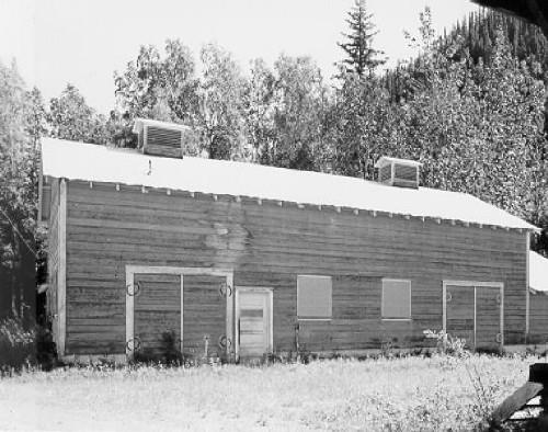 View of the Gas House at Bear Creek, showing the large double doors with horseshoe hinges, 1988. Photo by Parks Canada.