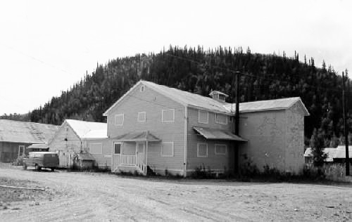 Corner view of the Engineering Office (Building 28), showing the simple and functional nature of its design, 1988. Photo by Parks Canada.