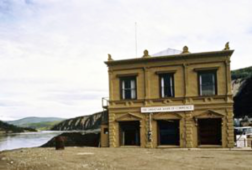 Side view of the Canadian Bank of Commerce, showing the alternating pedimented and arched window surrounds on the ground floor, 1985. Photo by Parks Canada.