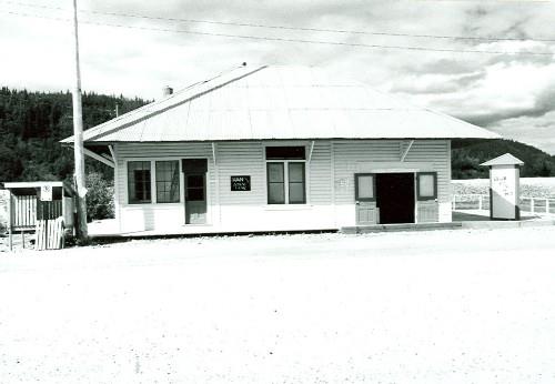 General view of the BYN Ticket Office in Dawson, showing the low, single storey massing of the hipped roof structure, 1987. Photo by Environment Canada.