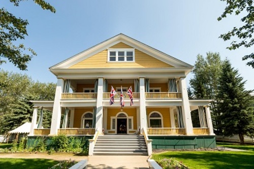 General view of the Commissioner's Residence showing its predominantly neo-classical character. Photo by Parks Canada.