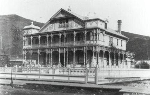 Front facade of Commissioner's Residence. Photo by Parks Canada.