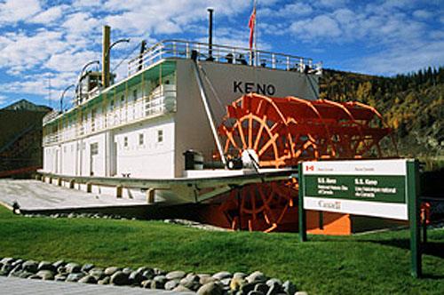 General view of the rear of the S.S. Keno showing the paddle wheels ensuring the completeness of its hull, superstructure, propulsion and auxiliary systems, 2002. Photo by Parks Canada.