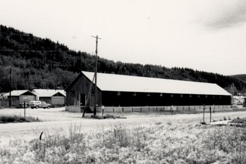 View of the Northern Commercial Company Warehouse, showing the numerous small windows, placed at regular intervals on the long walls and immediately under the top plate, 1987. Photo by Parks Canada.