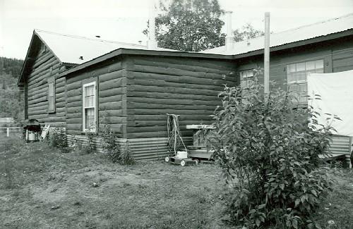 Side elevation of the N.W.M.P. Married Officers' Quarters in Dawson, showing the low-pitch gable roof, 1987. Photo by Parks Canada.