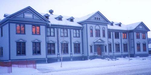 Corner view of the Old Territorial Administration Building National Historic Site of Canada, showing monumental presence and dominant profile of the building with its long, rectangular massing. Photo by Parks Canada, 2000.
