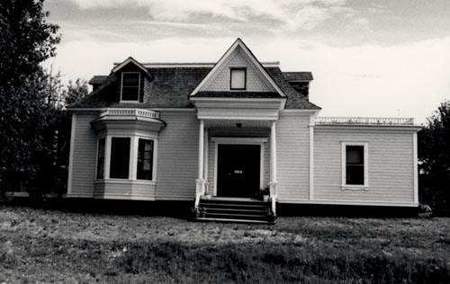 Facade of St. Andrew's Manse, showing the pediment-like gable of the front porch, 1987. Photo by Parks Canada.