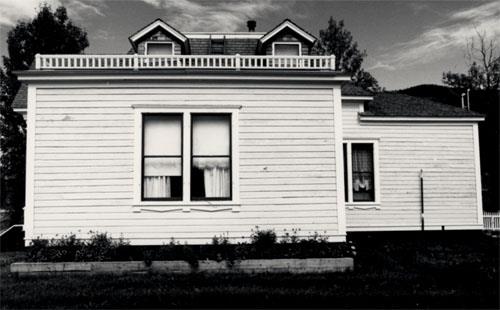 Side view of St. Andrew's Manse, showing the smooth planes of the clapboard walls, 1987. Photo by Parks Canada.