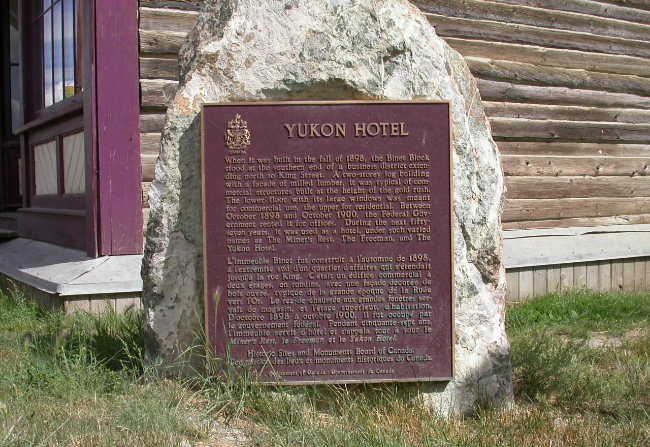 Yukon Hotel Historic Sites plaque. Photo by Murray Lundberg, August 4, 2007.