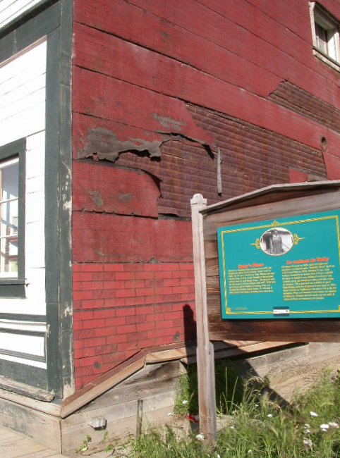 A closer look at the wall and heritage sign at Ruby's Place in Dawson on August 4, 2007. Photo by Murray Lundberg.