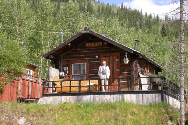 Robert Service interpreter Tom Byrne at his own cabin in Dawson on June 23, 2003. Photo by Murray Lundberg.