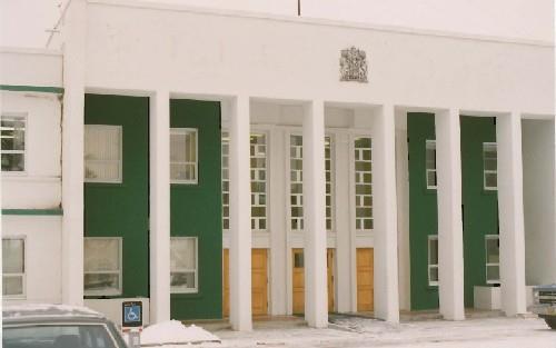 View of the main entrance to Building 200, showing the distinctive, raised central entrance portico with large freestanding columns, 1991. Photo by Public Works Canada.