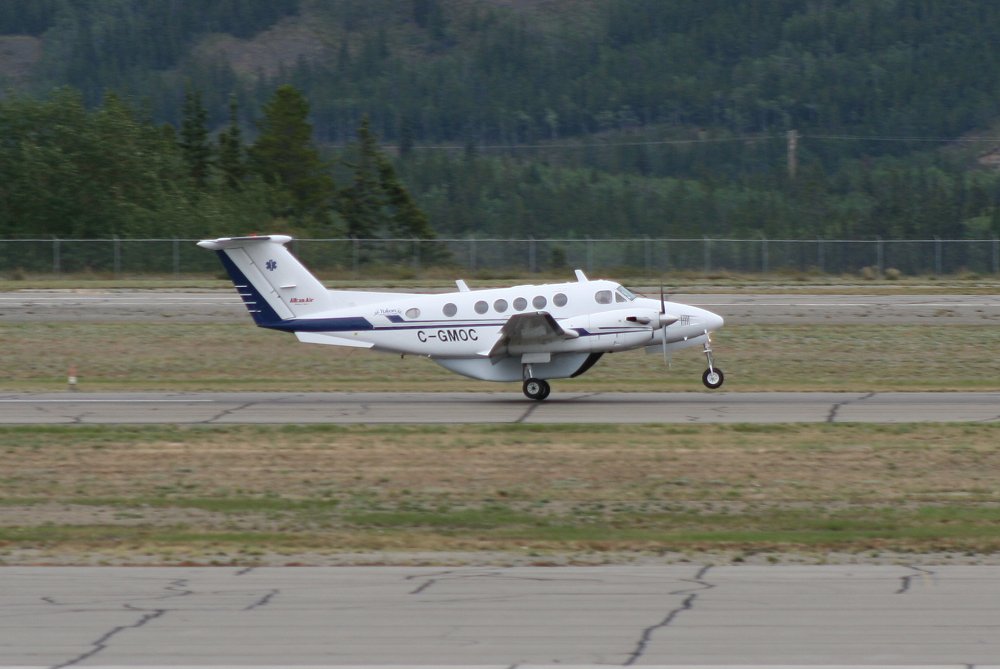 A photograph of C-GMOC, a Beech 200 King Air