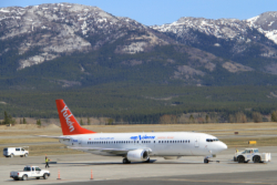 Boeing 737-48E C-FANB