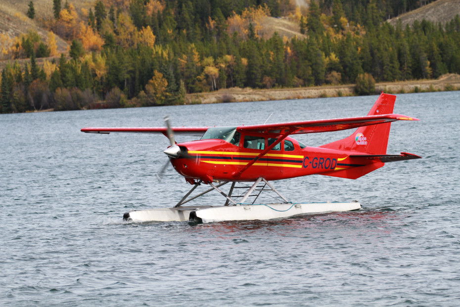 C-GROD, a 1976 Cessna U206F operated by Alpine Avation, at Schwatka Lake, Whitehorse, Yukon (CEZ5), on September 17, 2020.