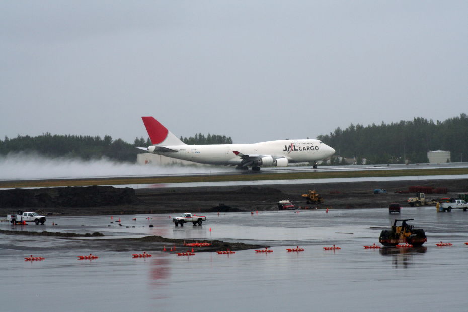 JA8909, a Boeing 747-446 operated by Japan Airlines (JAL) Cargo