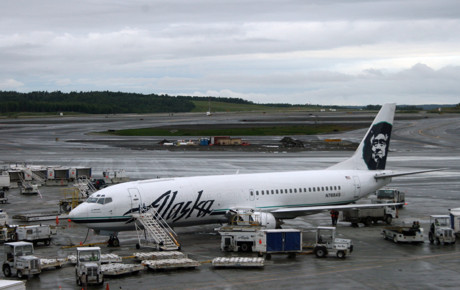 N768AS, a 1992 Boeing 737-490 operated by Alaska Airlines