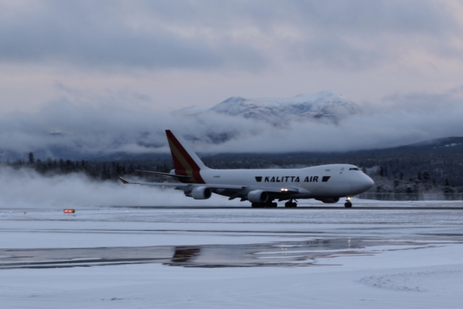 N700CK, Kalitta Air's Boeing 747-4R7F, taking off at Whitehorse, Yukon (CYXY), on November 11, 2023.