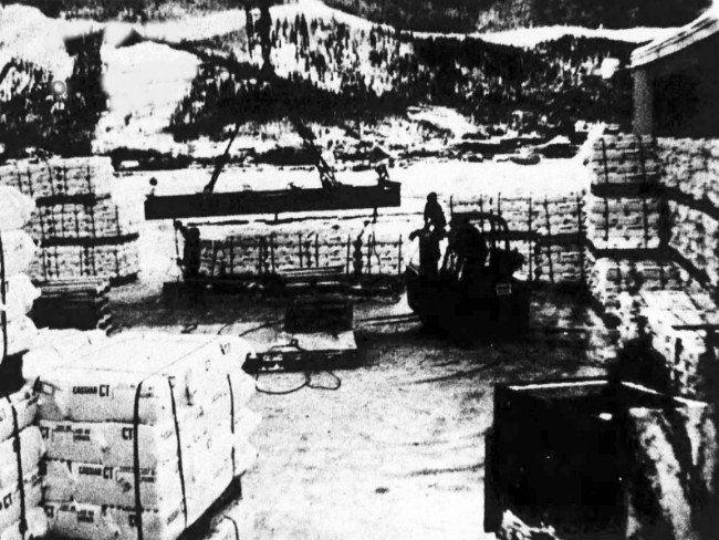 Loading the Cassiar Asbestos skyline at Dawson, 1972