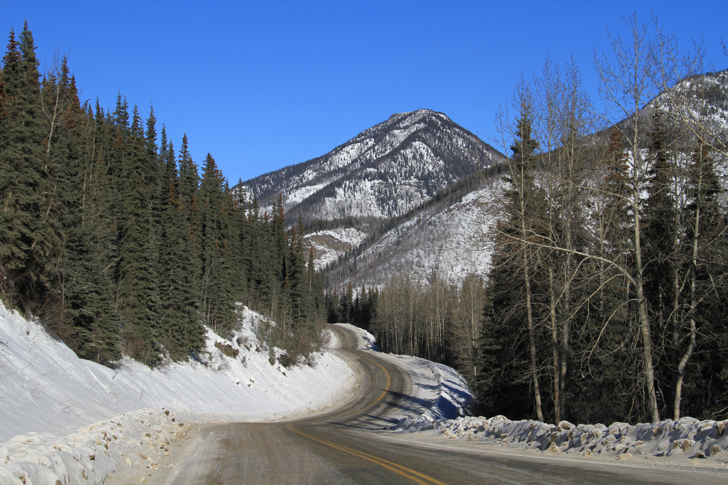 Northbound at Km 629.2 of the Alaska Highway in late February.