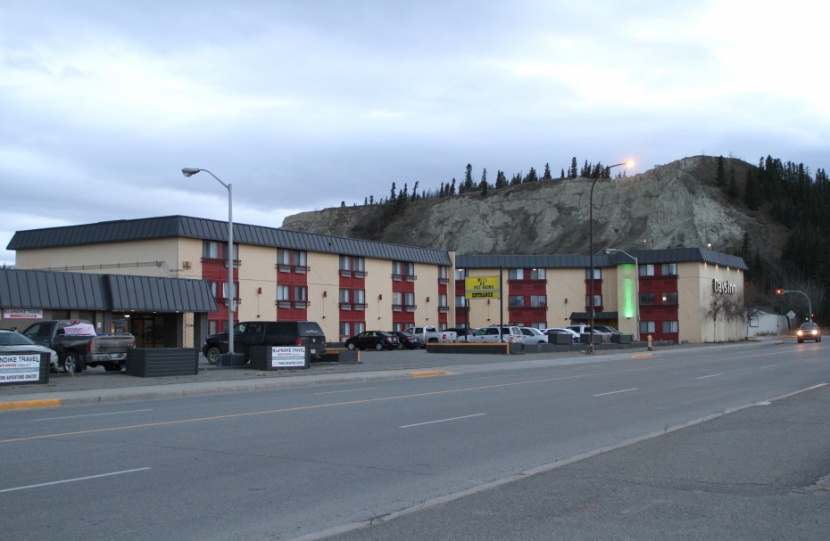 A photo of the exterior of the Days Inn at Whitehorse in the evening.
