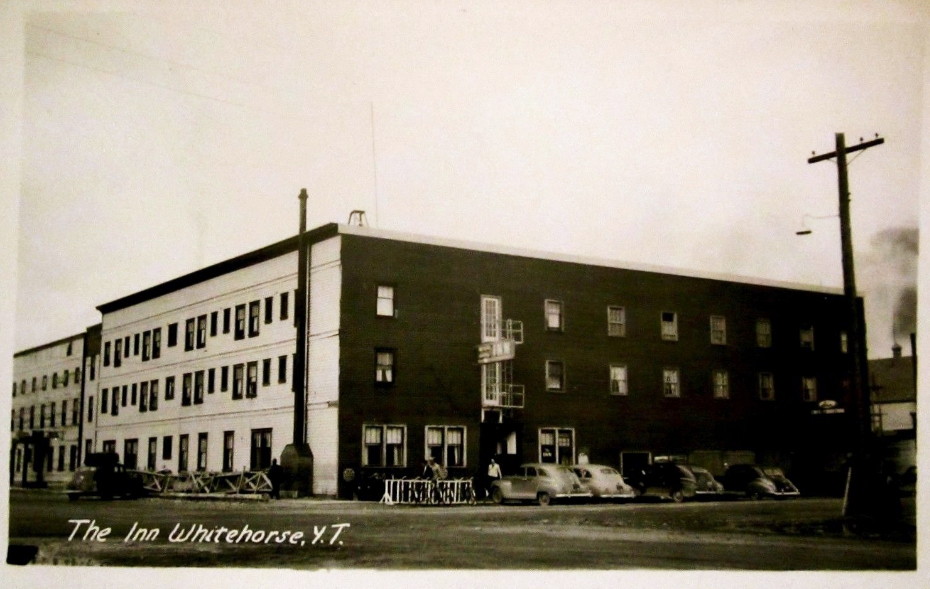 A postcard showing the Whitehorse Inn in about 1950.