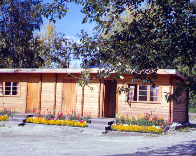 The Robert Service Motel in Dawson City, Yukon, in September 1965. Photo by Les Millen.